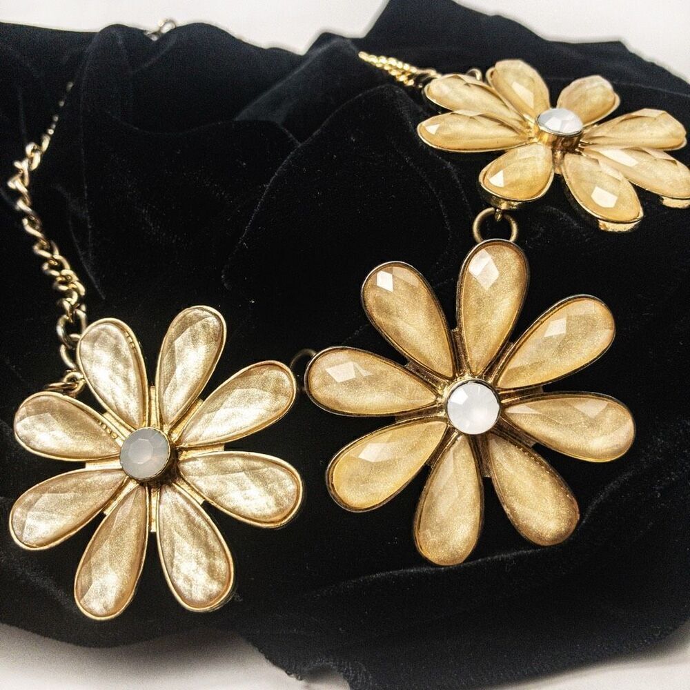 Retro-Styled Sun-Kissed Daisy Trio Bib Necklace - Picture 3 of 7